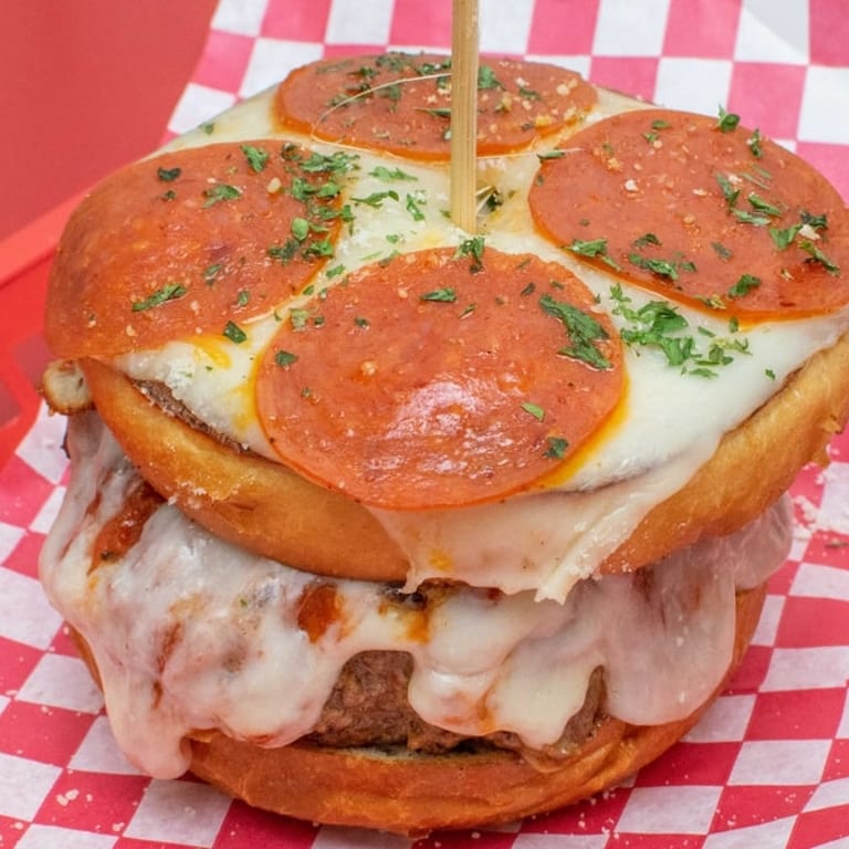 Classic Burger: Juicy, All-American Perfection